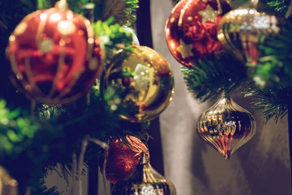 Christbaumkugeln hängen an einem geschmückten Weihnachtsbaum. Unschärfe und Retro — Stockfoto