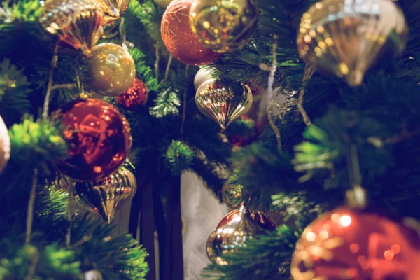 Μπιχλιμπίδι που κρέμονται από ένα στολισμένο χριστουγεννιάτικο δέντρο. Θόλωμα και ρετρό f — Φωτογραφία Αρχείου