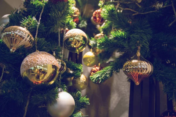 Μπιχλιμπίδι που κρέμονται από ένα στολισμένο χριστουγεννιάτικο δέντρο. Θόλωμα και ρετρό — Φωτογραφία Αρχείου