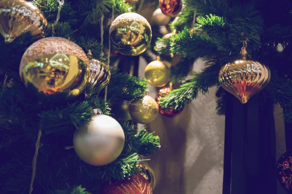 Μπιχλιμπίδι που κρέμονται από ένα στολισμένο χριστουγεννιάτικο δέντρο. Θόλωμα και ρετρό — Φωτογραφία Αρχείου