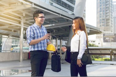 Mimarlar yeni proje planlıyorsunuz. Onlar, inşaatta çalışan