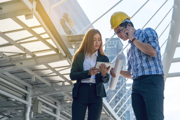 Mimarlar yeni proje planlıyorsunuz. Tec. çalıştıkları