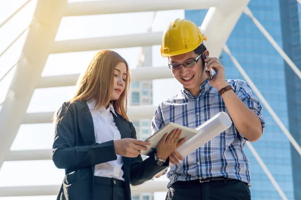 Mimarlar yeni proje planlıyorsunuz. Tec. çalıştıkları