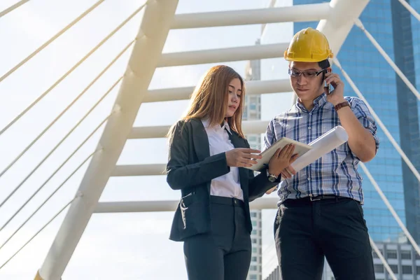 Mimarlar yeni proje planlıyorsunuz. Tec. çalıştıkları