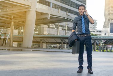 işadamı Smartphone'da konuşan bir takım.