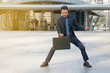 Holding bir evrak çantası, güçlü işadamı işadamı