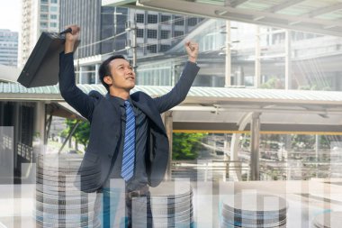 Holding bir evrak çantası, güçlü işadamı işadamı