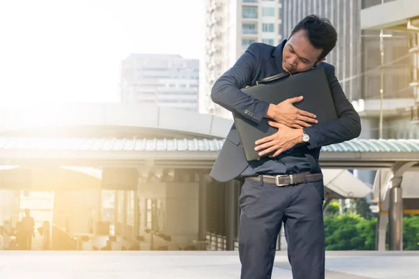 Homem de negócios abraçando uma pasta, poderoso homem de negócios — Fotografia de Stock