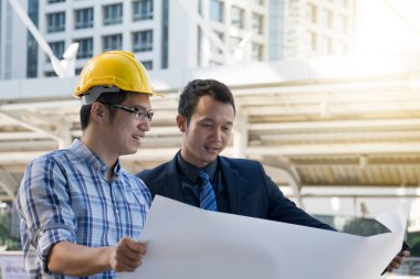 işadamı işçisi el sıkışma inşaat sitesinde