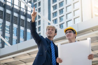işadamı işçisi el sıkışma inşaat sitesinde