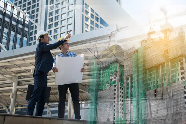 Бізнесмен робітник рукостискання на будівельному майданчику — стокове фото