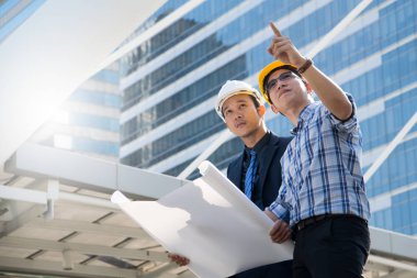 işadamı işçisi el sıkışma inşaat sitesinde