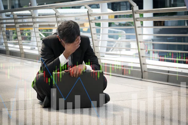 Бизнесмен разочарован проигрышем на фондовой бирже, эконо — стоковое фото