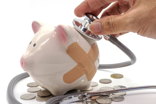 Arts houden stethoscoop piggy bank — Stockfoto