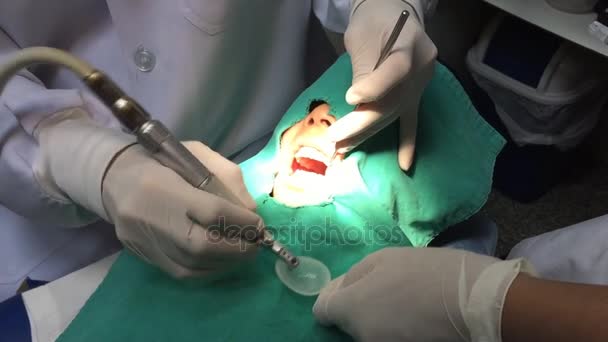 Chico haciéndose chequeo bucal en clínica dental — Vídeo de stock