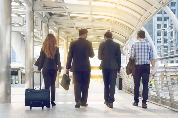 Grupo de gente de negocios caminando por la calle — Foto de Stock