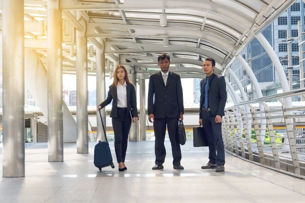 Grupo de gente de negocios caminando por la calle — Foto de Stock