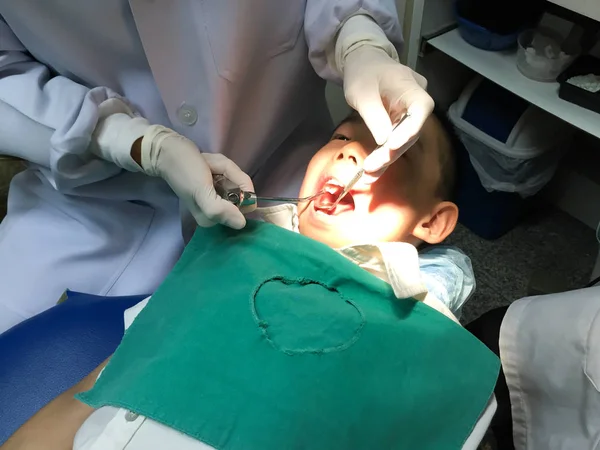 Chico haciéndose chequeo bucal en clínica dental — Foto de Stock