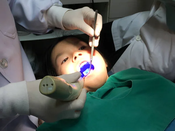 Малюк має огляд рота в стоматологічній клініці — стокове фото