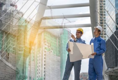 Mühendis ve mimar inşaat alanında çalışma 