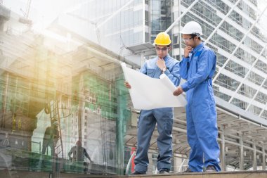 Mühendis ve mimar inşaat alanında çalışma 