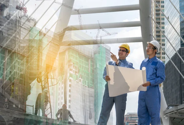 Engenheiro e Arquiteto trabalhando no canteiro de obras — Fotografia de Stock