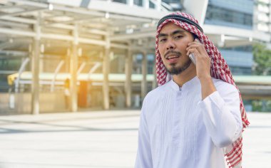 Arap işadamı şehirde bir cep telefonuna ileti