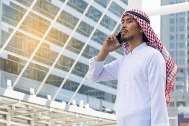 Arap işadamı şehirde bir cep telefonuna ileti