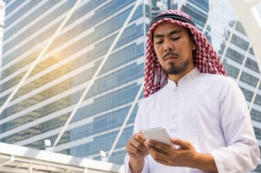 Arap işadamı şehirde bir cep telefonuna ileti