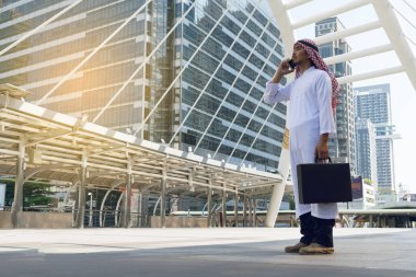 Arap işadamı şehirde bir cep telefonuna ileti