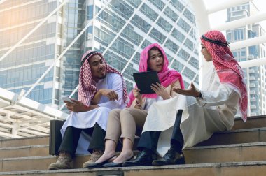 Arap işadamı ve iletişim technolog kullanarak iş kadını