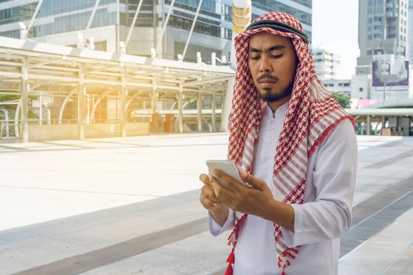 Арабські бізнесмен обміну повідомленнями на мобільному телефоні в місті — стокове фото