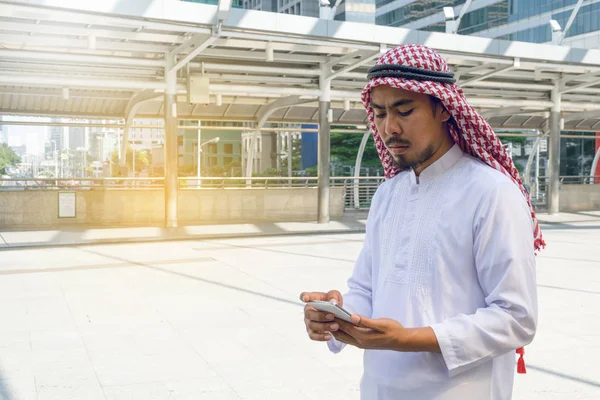Арабські бізнесмен обміну повідомленнями на мобільному телефоні в місті — стокове фото