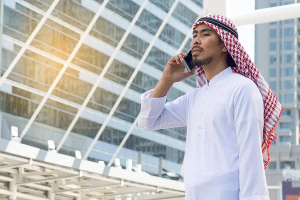 Arap işadamı şehirde bir cep telefonuna ileti