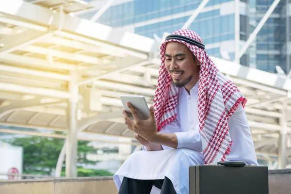 Арабські бізнесмен, за допомогою планшетного ПК у місті — стокове фото