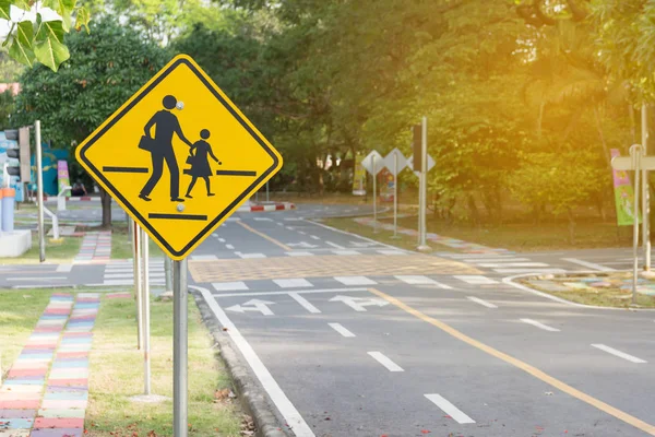 Students crossing ahead sign — Stock Photo, Image