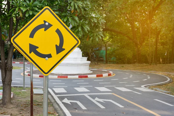 Traffic Roundabout Sign — Stock Photo, Image