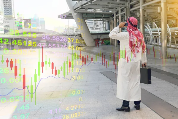 Árabe homem de negócios verificar gráfico no smartphone, conceito de finanças — Fotografia de Stock