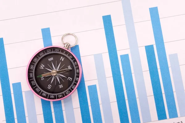 Kompas i wykresów biznesowych, pojęcie finansów — Zdjęcie stockowe