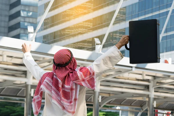 Arabisk affärsman holding väska framgångsrika, bra känsla — Stockfoto