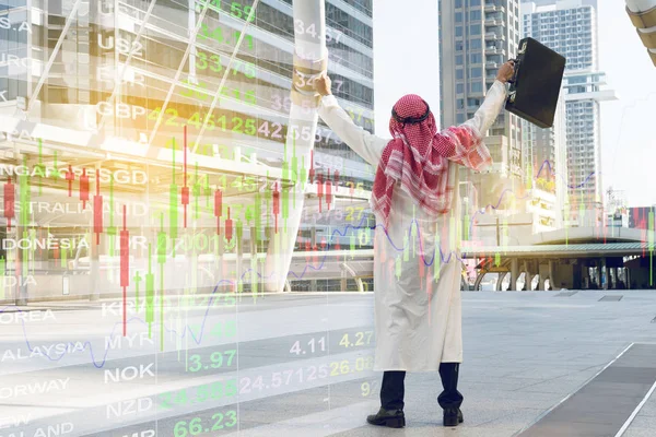 Árabe empresario sosteniendo bolsa de éxito, buena sensación — Foto de Stock