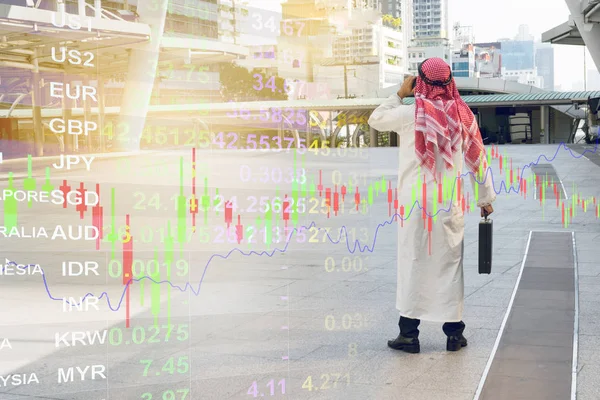 Árabe empresario comprobar gráfico en el teléfono inteligente, concepto de finanzas — Foto de Stock