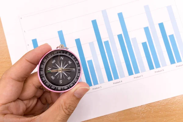 Kompass und Business Graphen, Finanzierungskonzept — Stockfoto
