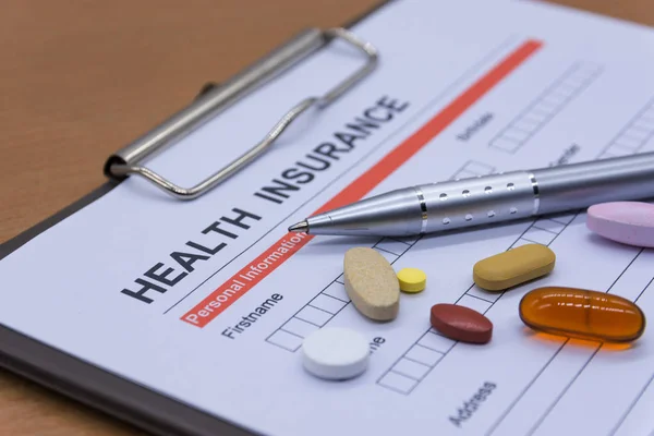 Ziektekostenverzekering papierwerk, geneeskunde, stethoscoop. Gezondheid insura — Stockfoto