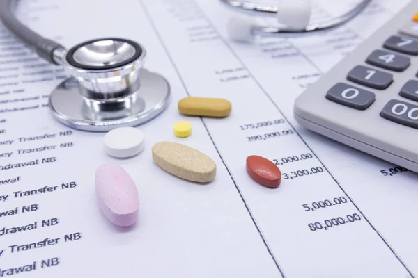 Stetoskop ve banka ifadeler arka planda, tıp kavramı 