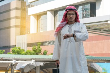 Saatini zamanında kontrol Arap iş adamı.