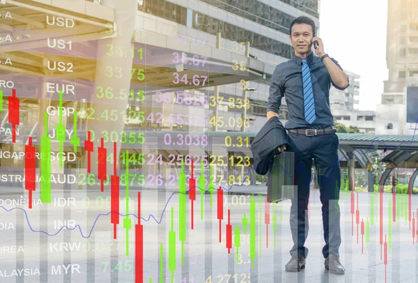 Hombre de negocios en un traje hablando por teléfono inteligente . — Foto de Stock