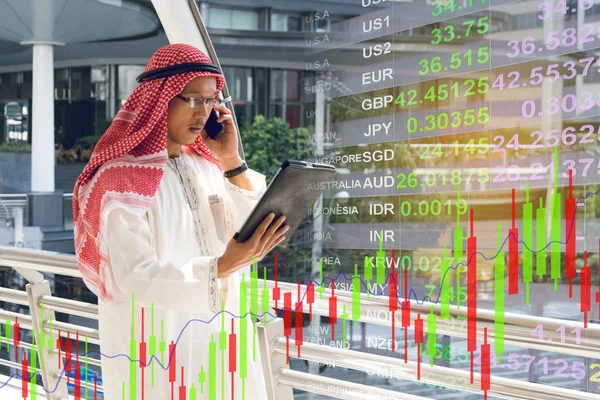 Арабский бизнесмен проверить график на смартфоне, финансовая концепция — стоковое фото