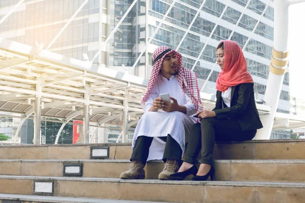 Arabo Imprenditore e Imprenditore utilizzando la tecnologia di comunicazione — Foto Stock