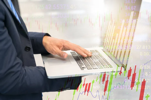 Hombre de negocios comprobar gráfico en cuaderno, concepto de finanzas — Foto de Stock